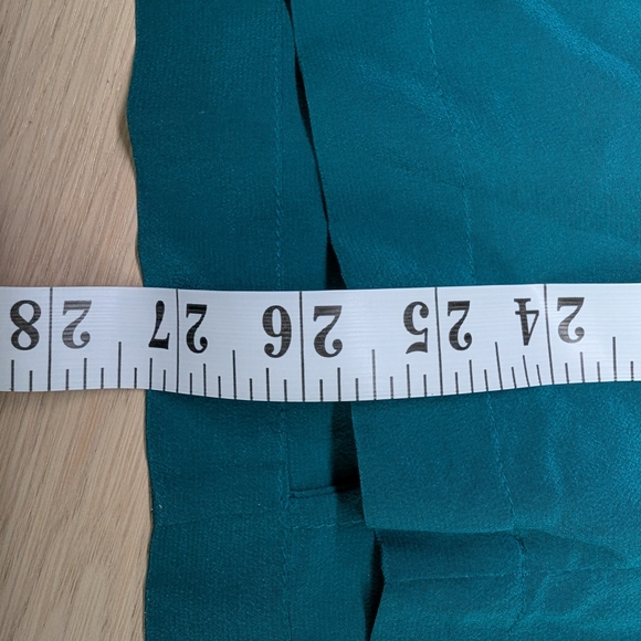 EUC- 100% silk  BEAUTIFUL Teal blouse - Picture 8 of 9